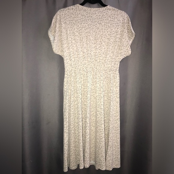 Uniqlo short sleeve cream midi length dress size small - Picture 3 of 3